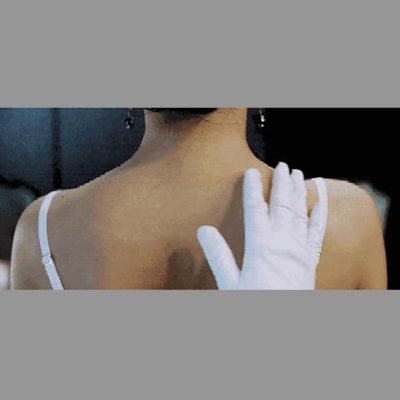 《五十度黑》渣女抹胸和渣男一起打扑克gif动态图