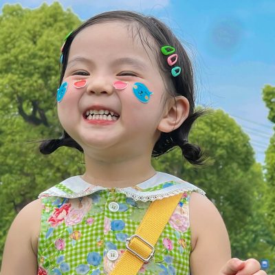 可爱森系穿裙子的小女孩闺蜜头像