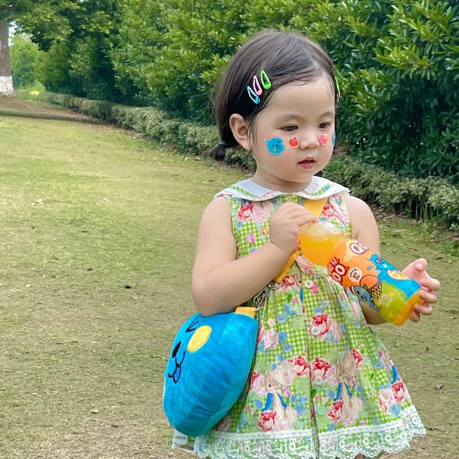 可爱森系穿裙子的小女孩闺蜜头像_6