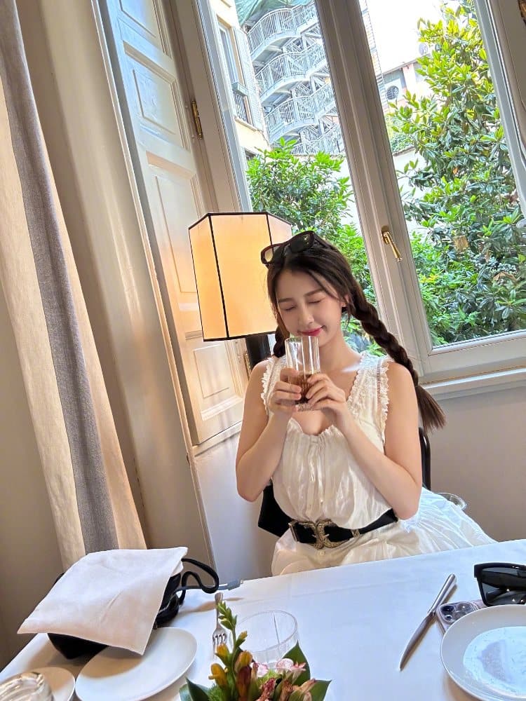 虞书欣白色吊带透视裙,虞书欣双马尾图片_7