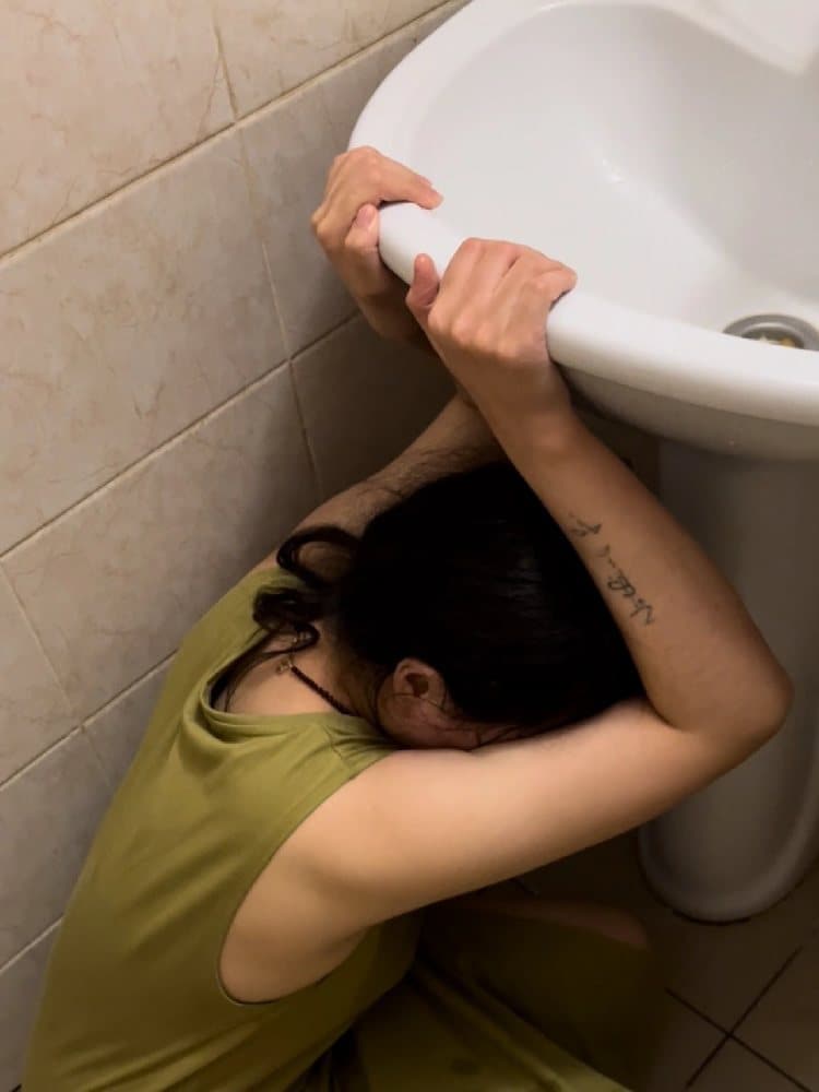 女人喝醉了就像一滩烂泥,女子醉倒路边不省人事图片_1