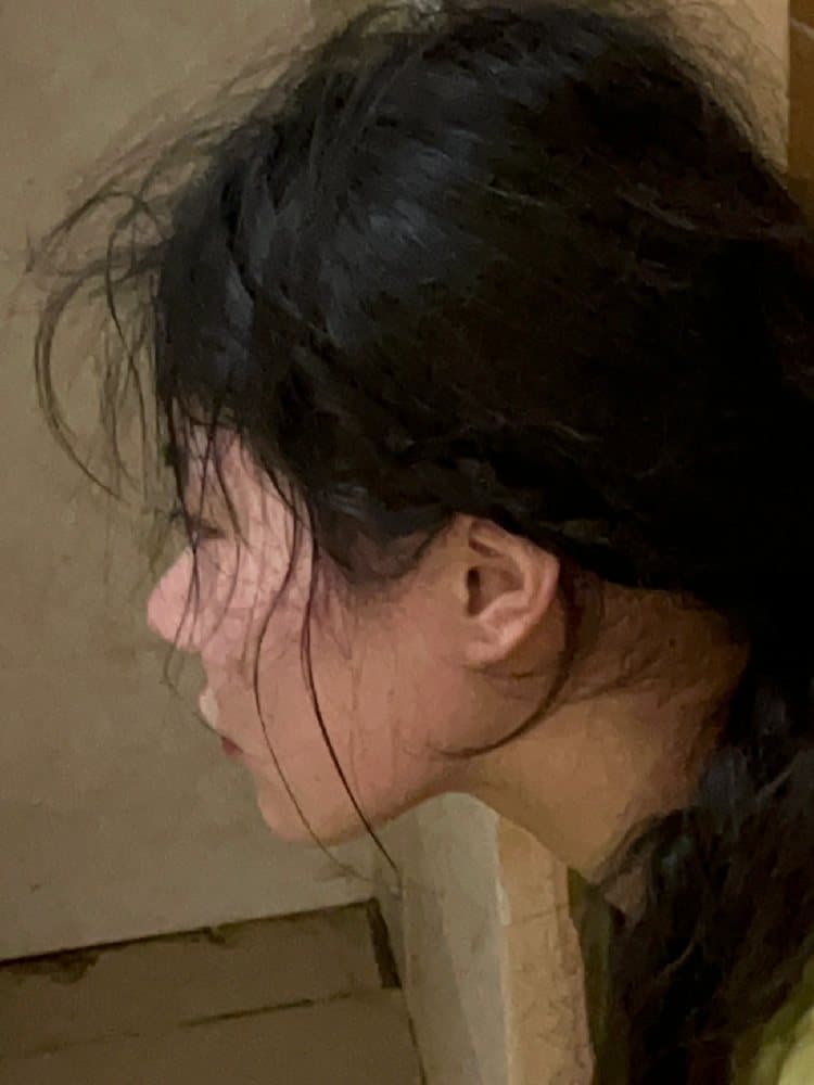 女人喝醉了就像一滩烂泥,女子醉倒路边不省人事图片_3