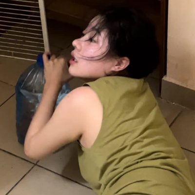 女人喝醉了就像一滩烂泥,女子醉倒路边不省人事图片