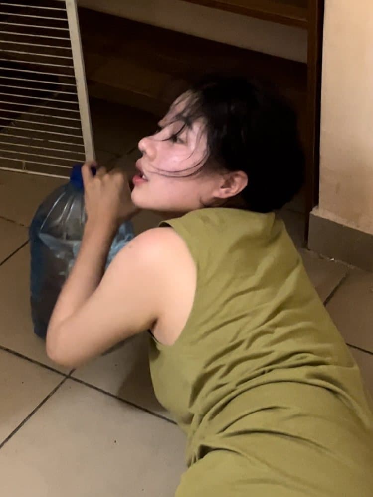 女人喝醉了就像一滩烂泥,女子醉倒路边不省人事图片_6