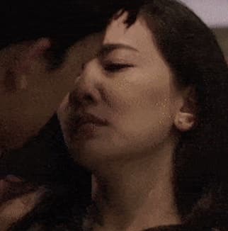 美女喝醉小伙把她送回家，美女喝醉酒男子送她回家gif动态图