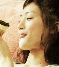 一个漂亮女生舔了你的冰淇淋gif动态图_1