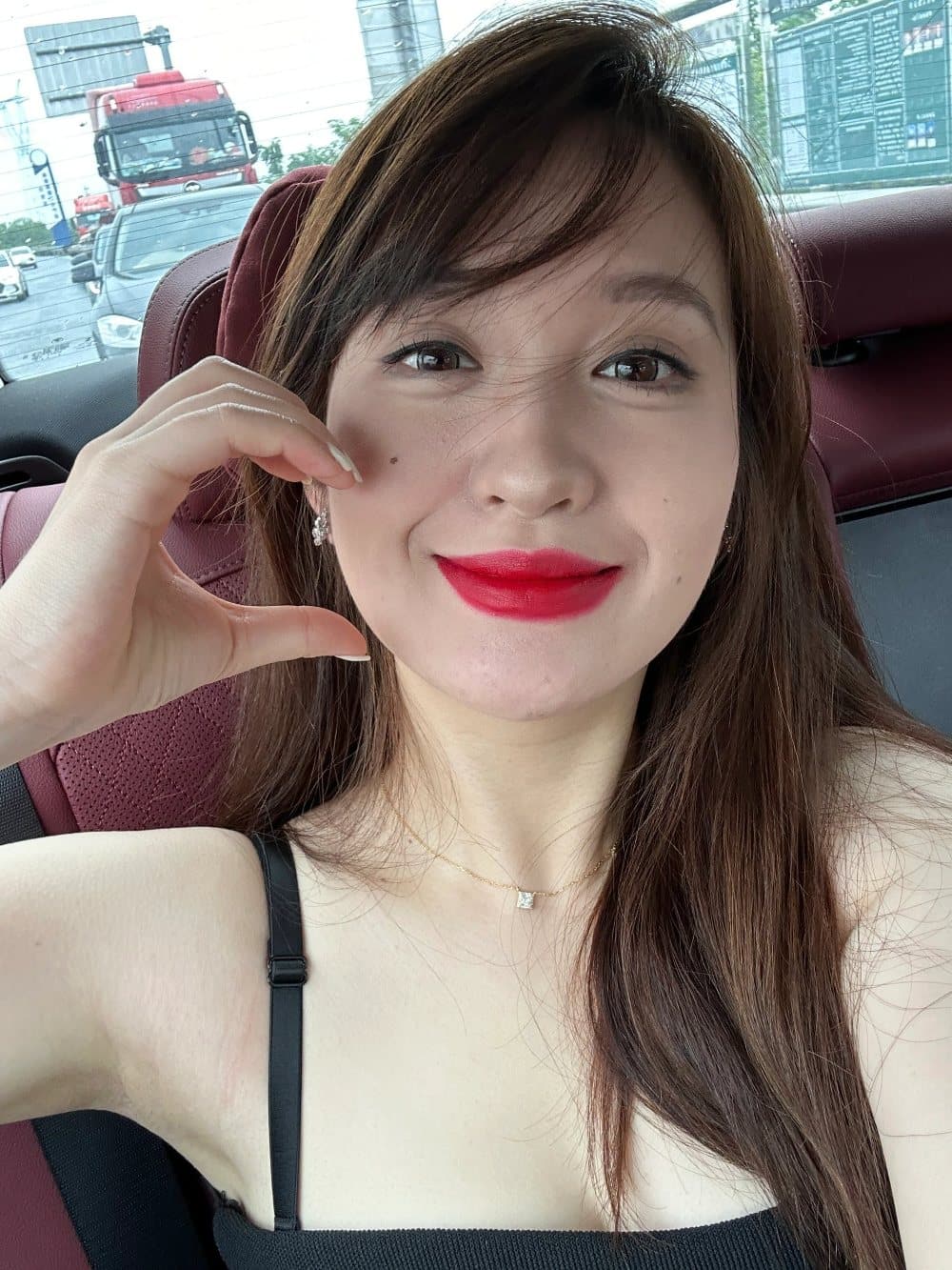 23岁女孩的真实皮肤图片 化了妆 无滤镜甜美美女图_5