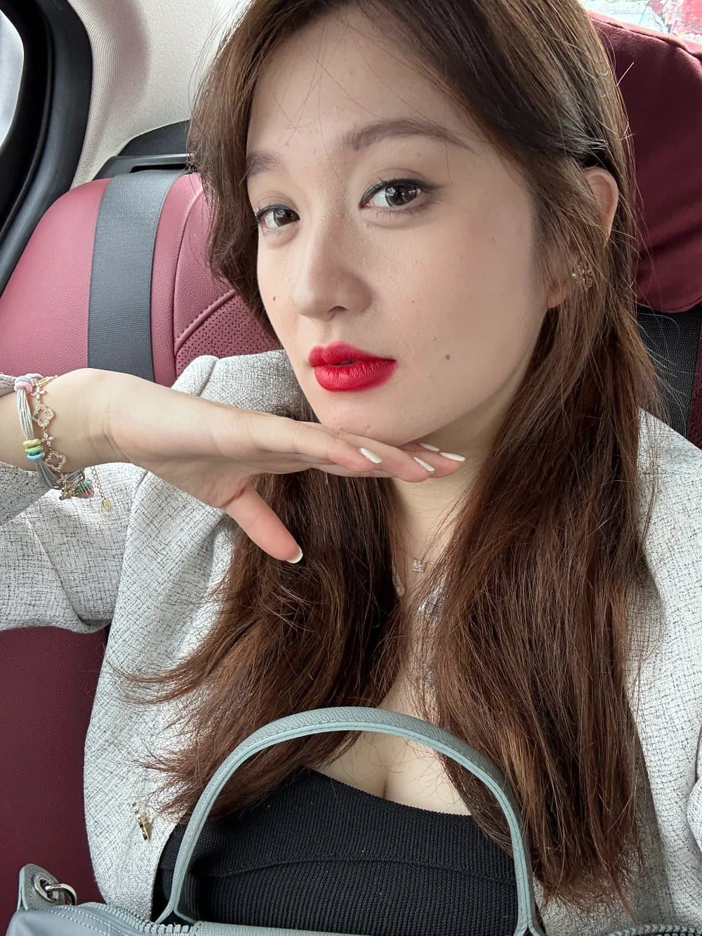 23岁女孩的真实皮肤图片 化了妆 无滤镜甜美美女图_7