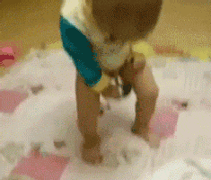 小孩子自己接尿自己喝gif动态图 表情包 是个狠人图片_1