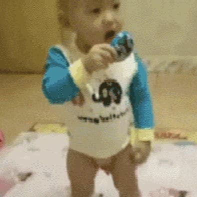 小孩子自己接尿自己喝gif动态图 表情包 是个狠人图片