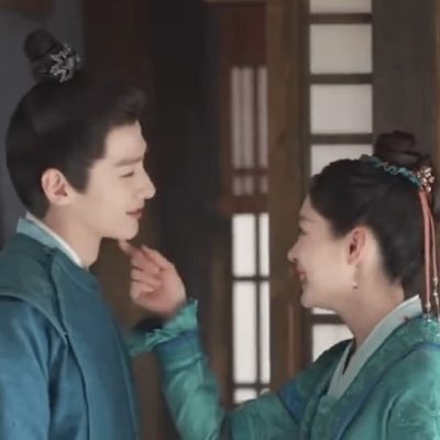 宋轶片场勾白敬亭下巴gif动态图