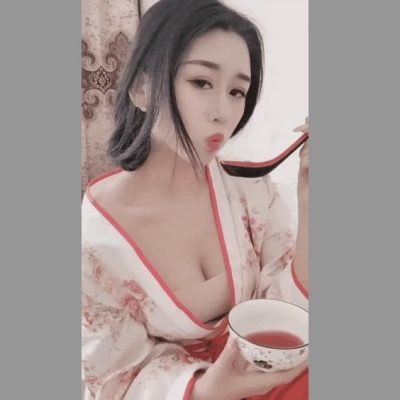 美女给男人喂药男人向他表白gif动态图？怎么有大郎喝药的既视感！