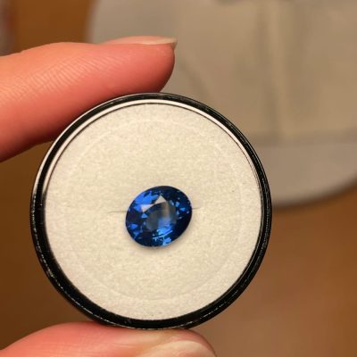 蓝宝石什么颜色最好？鲜艳的天蓝色、深蓝色、绿蓝色最好！