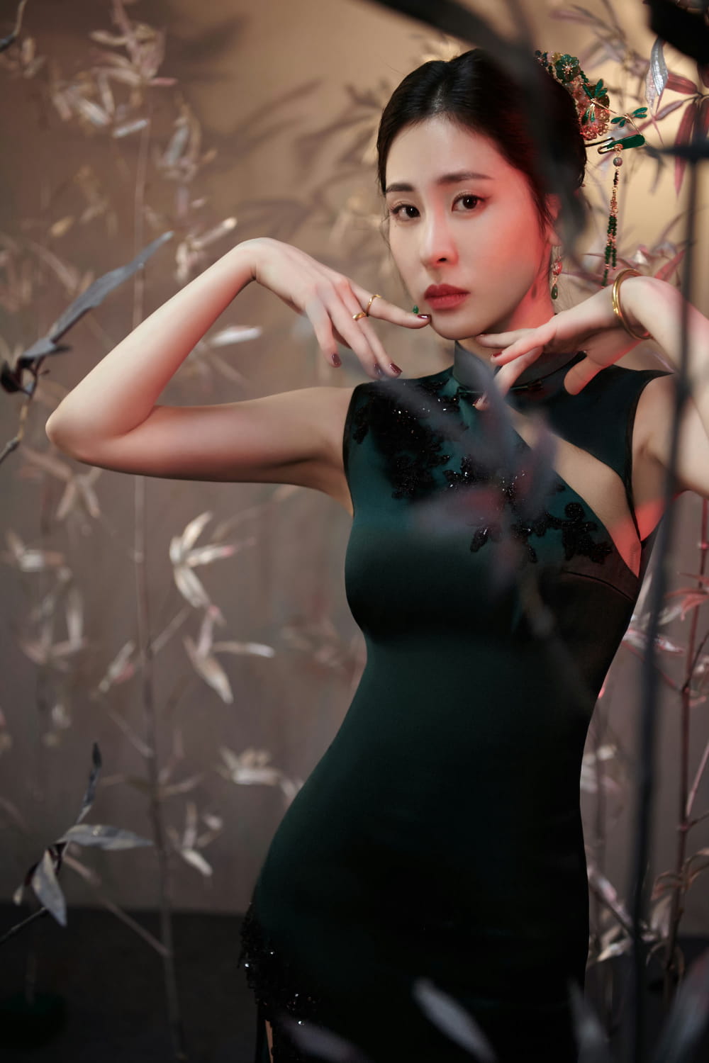 张碧晨古风旗袍写真蒙面图片，腰线真的好绝！_7