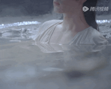 肖战泡温泉洗澡gif动态图 肖战洗澡穿衣服_1