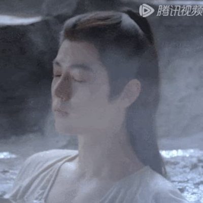 肖战泡温泉洗澡gif动态图 肖战洗澡穿衣服