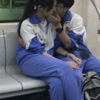 学生情侣在地铁gif动态图,啊学长我们换个地方做