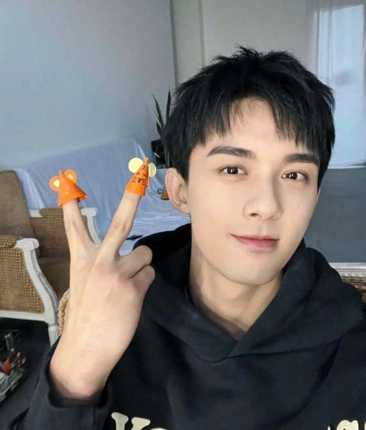 吴磊日常生活照氛围感男友微信头像 粉丝必入男明星头像！_10
