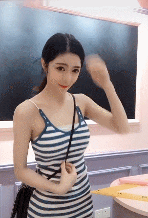新入职漂亮老师gif动态图,这样动人的老师谁能得到她的芳心_1