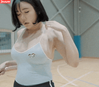 上体育课跳d掉出来了怎么办？D罩杯的确容易掉？_1