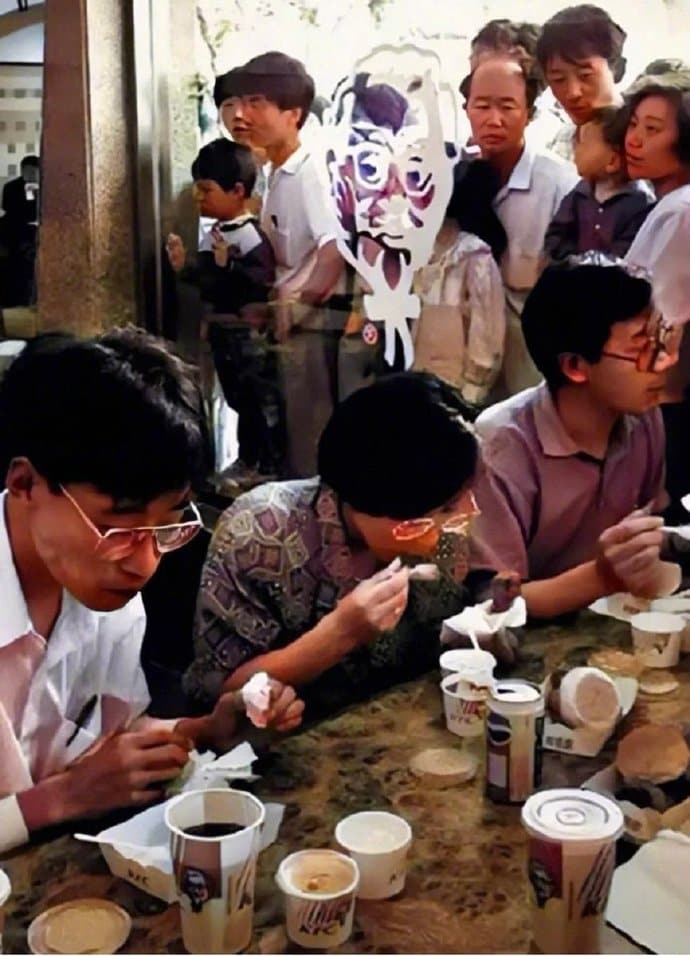 1987年中国北京第一家肯德基就餐场景图片_1