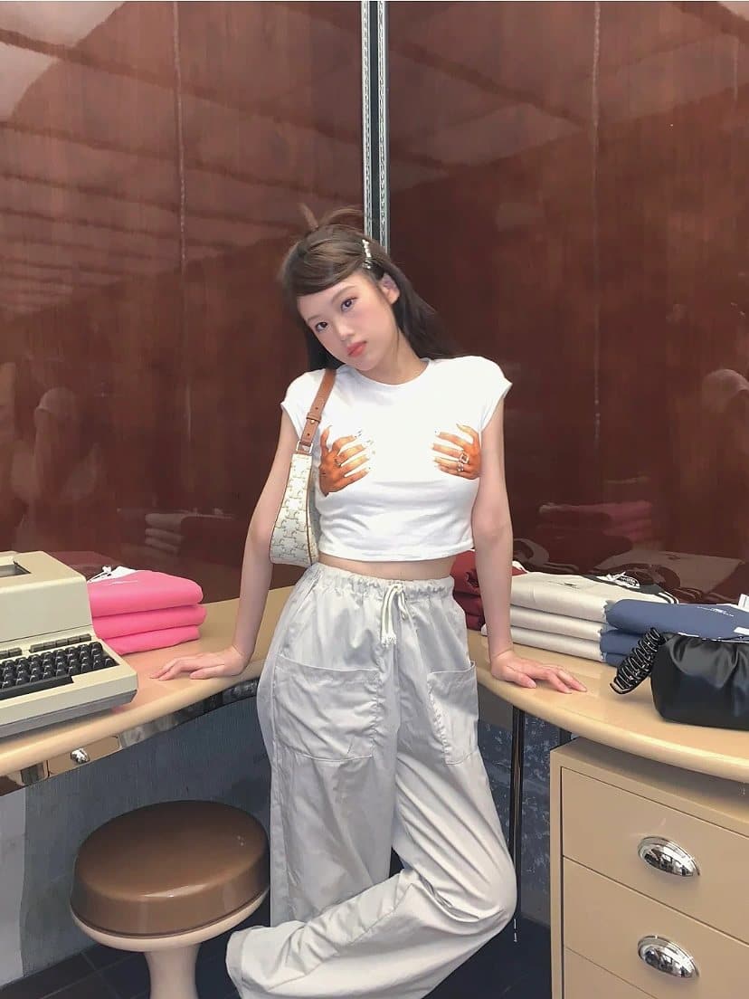 美女穿个性衣服的真人照片 我妈打死我系列！_1