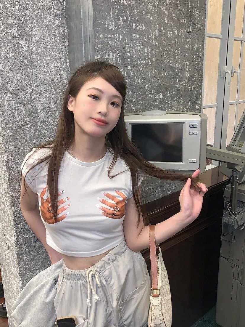 美女穿个性衣服的真人照片 我妈打死我系列！_6