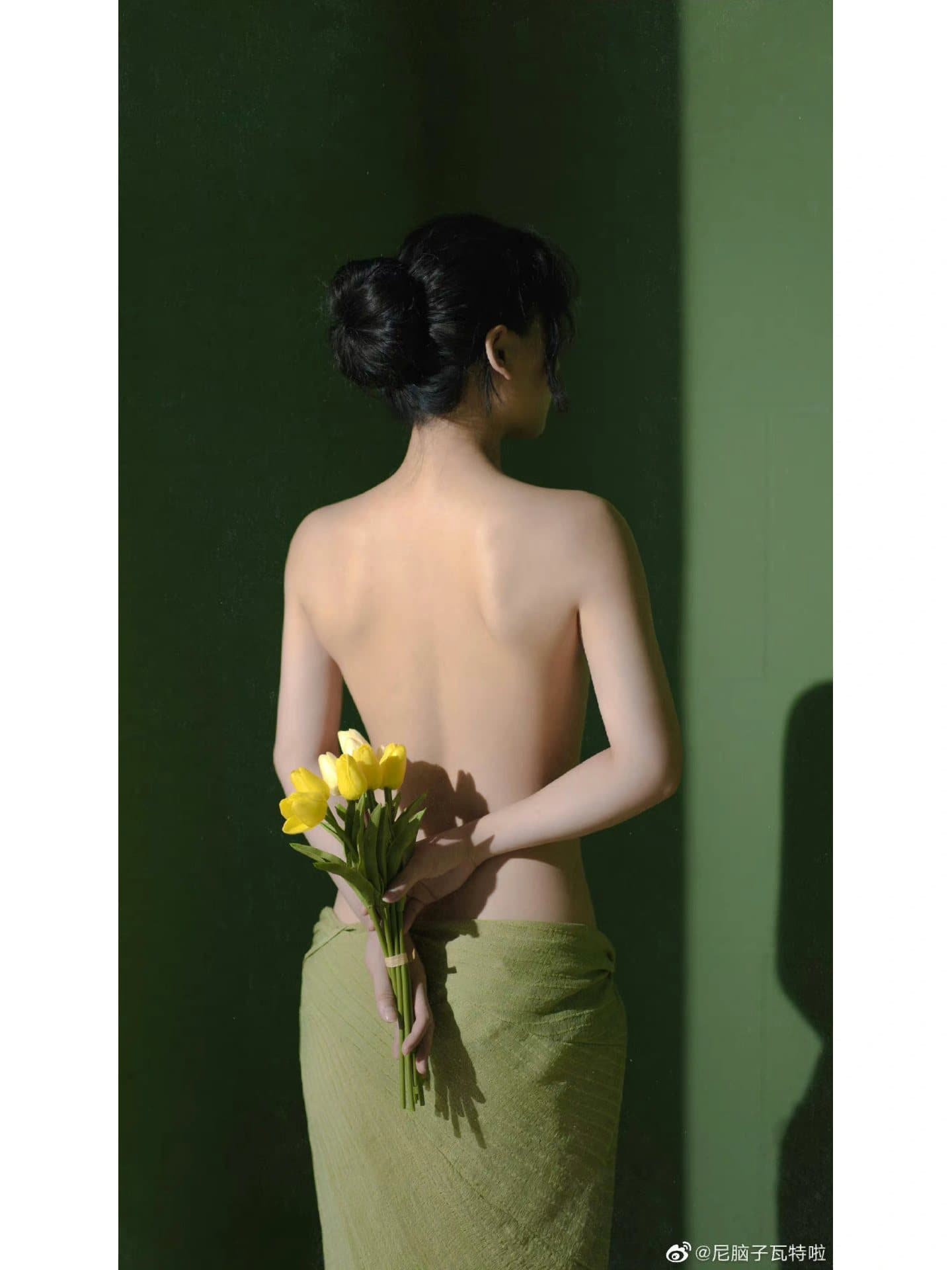 男生喜欢看成熟女人的背影图片_2