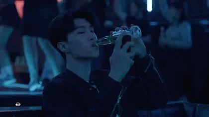 渣男杨澄出轨，渣男杨澄酒吧喝酒gif动态图_1