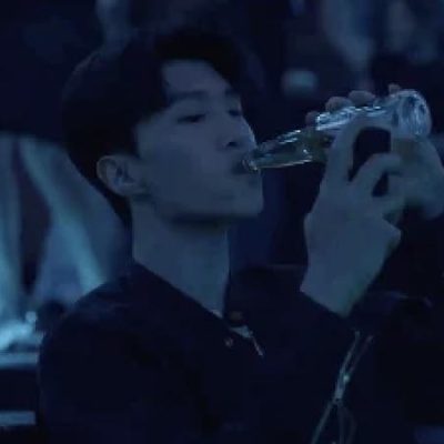 渣男杨澄出轨，渣男杨澄酒吧喝酒gif动态图