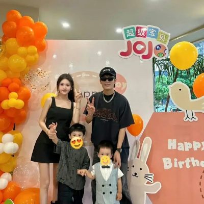 小杨哥全家福照片，小杨哥老婆真漂亮