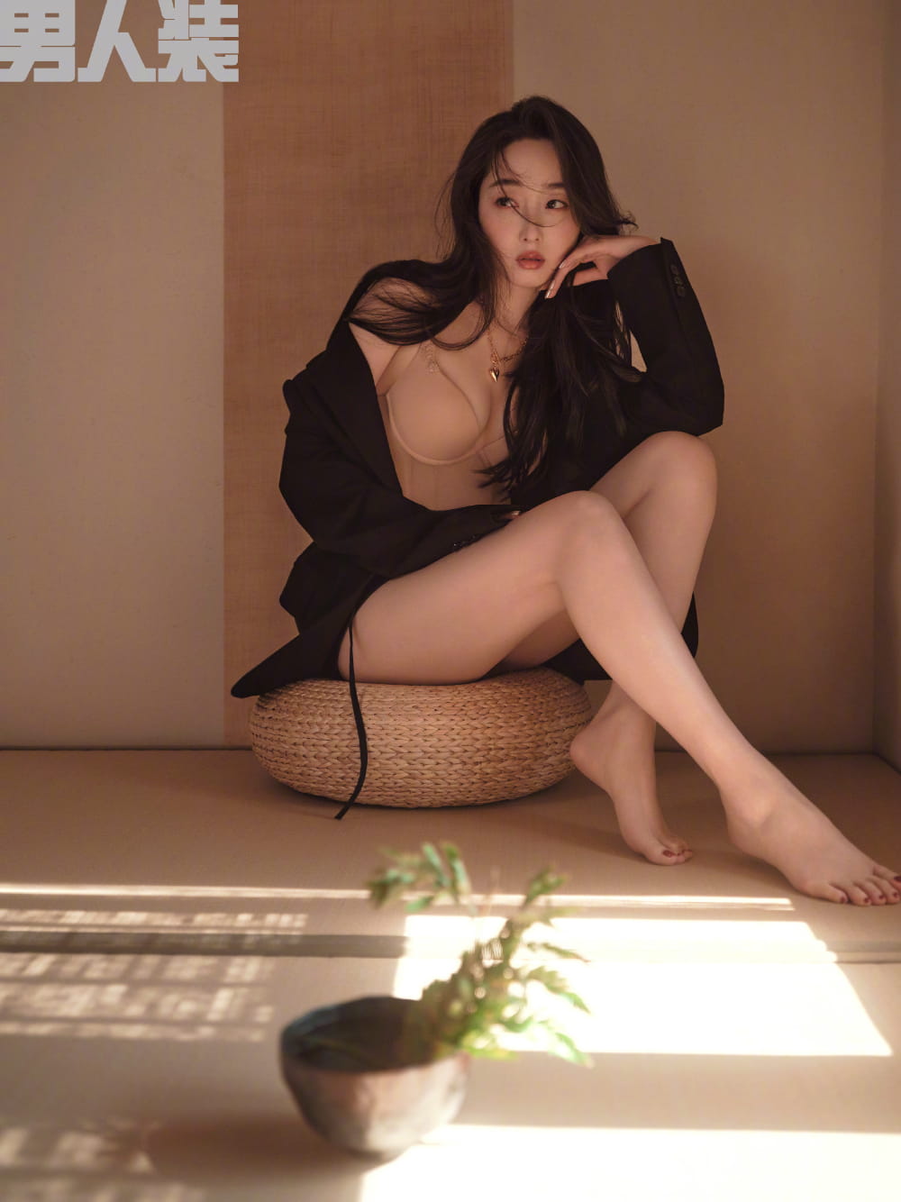 蒋梦婕《男人装》性感 封面写真图片​​​_2