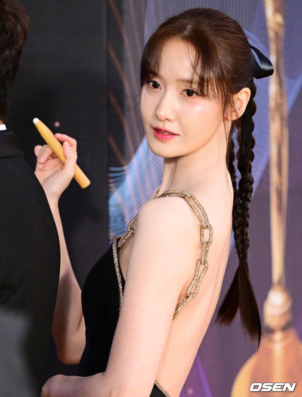 林允儿美背图片 出自林允儿青龙电视剧红毯_4