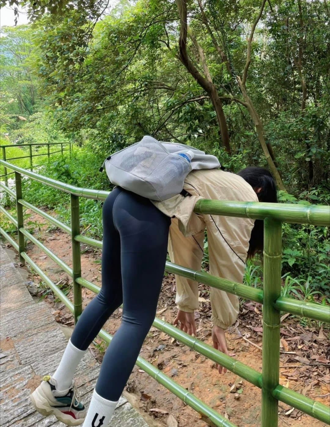 美女穿瑜伽裤爬山图片，女朋友为什么不能穿瑜伽裤爬山_2
