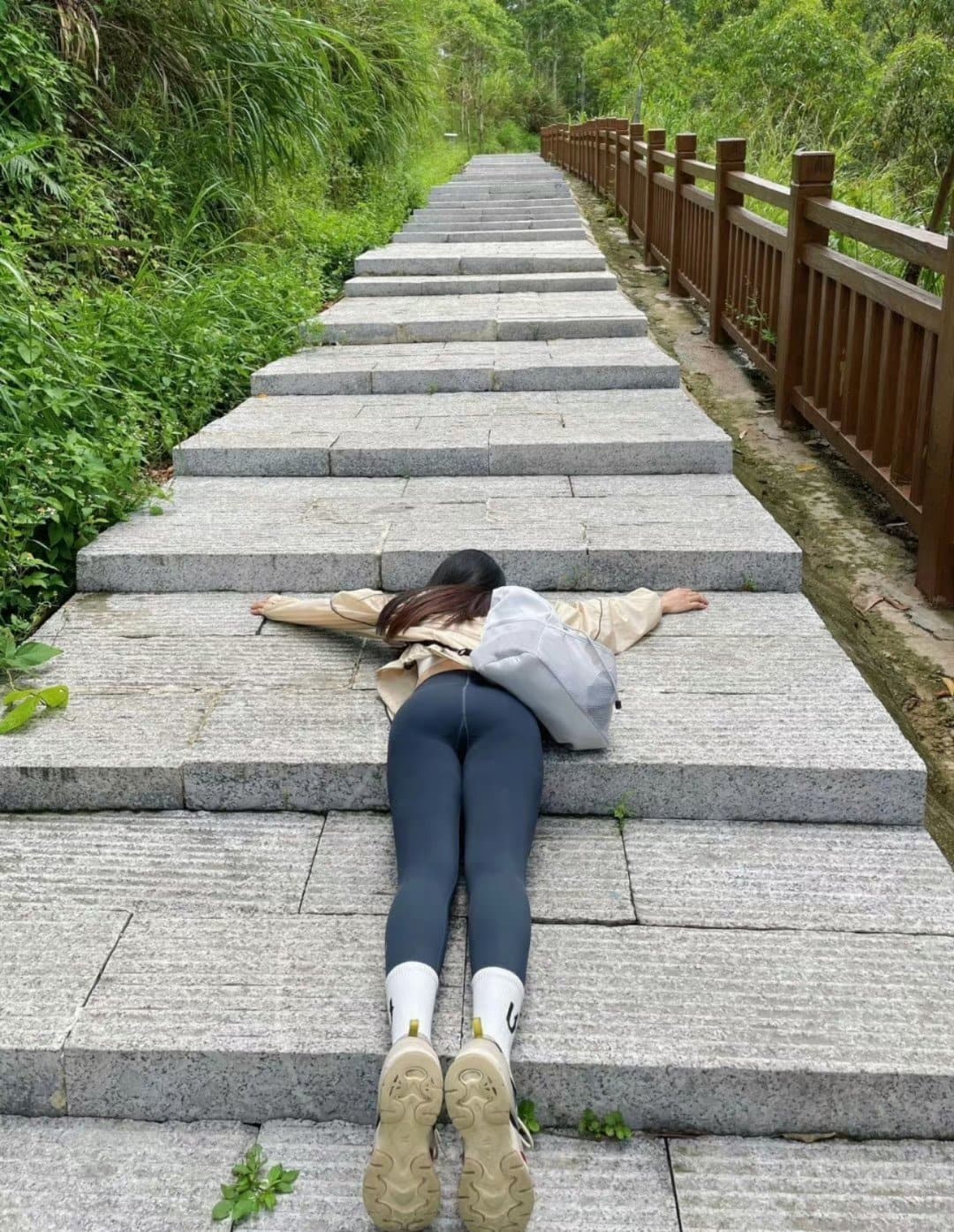 美女穿瑜伽裤爬山图片，女朋友为什么不能穿瑜伽裤爬山_4