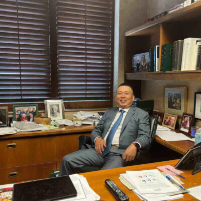 教父 段永平近照，坐在巴菲特办公室神采奕奕