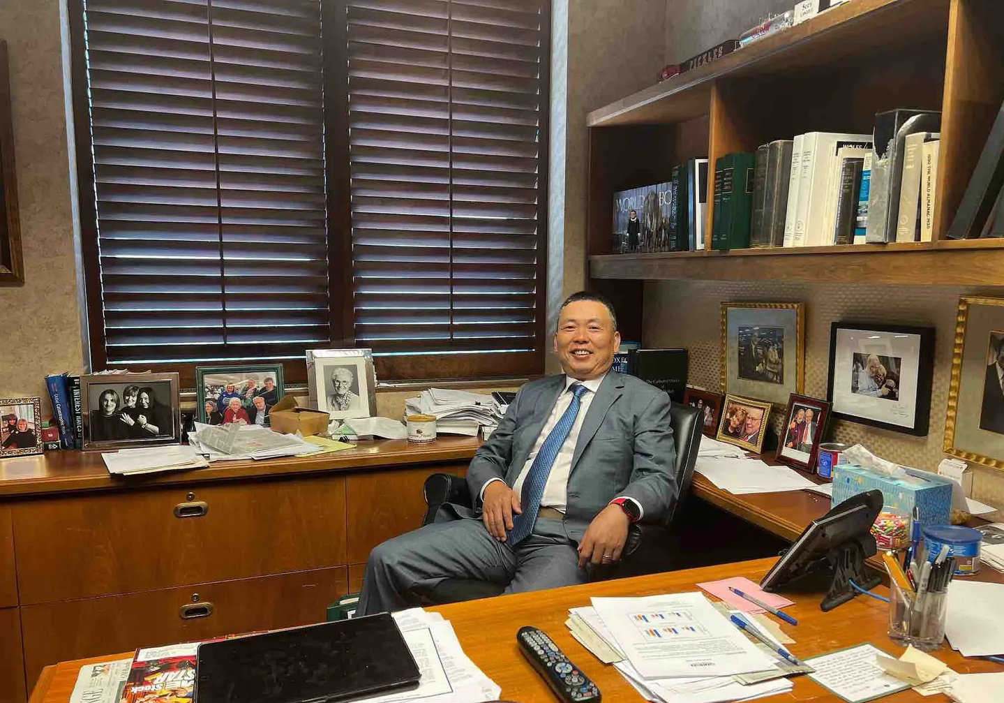 教父 段永平近照，坐在巴菲特办公室神采奕奕_1