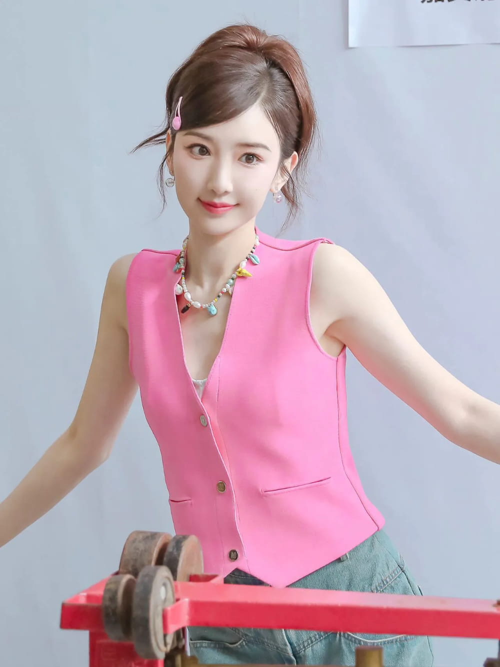 毛晓彤真人芭比粉穿搭图片，芭比粉少女感穿搭_1