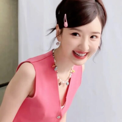毛晓彤真人芭比粉穿搭图片，芭比粉少女感穿搭
