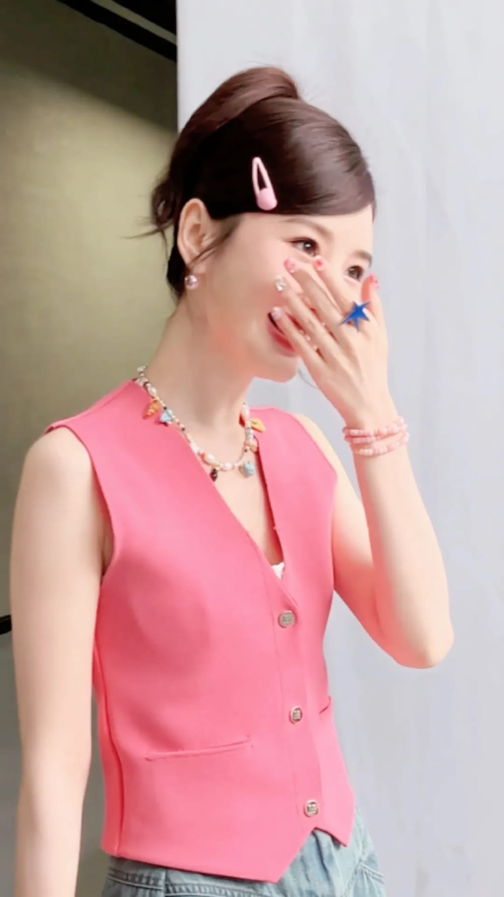 毛晓彤真人芭比粉穿搭图片，芭比粉少女感穿搭_3