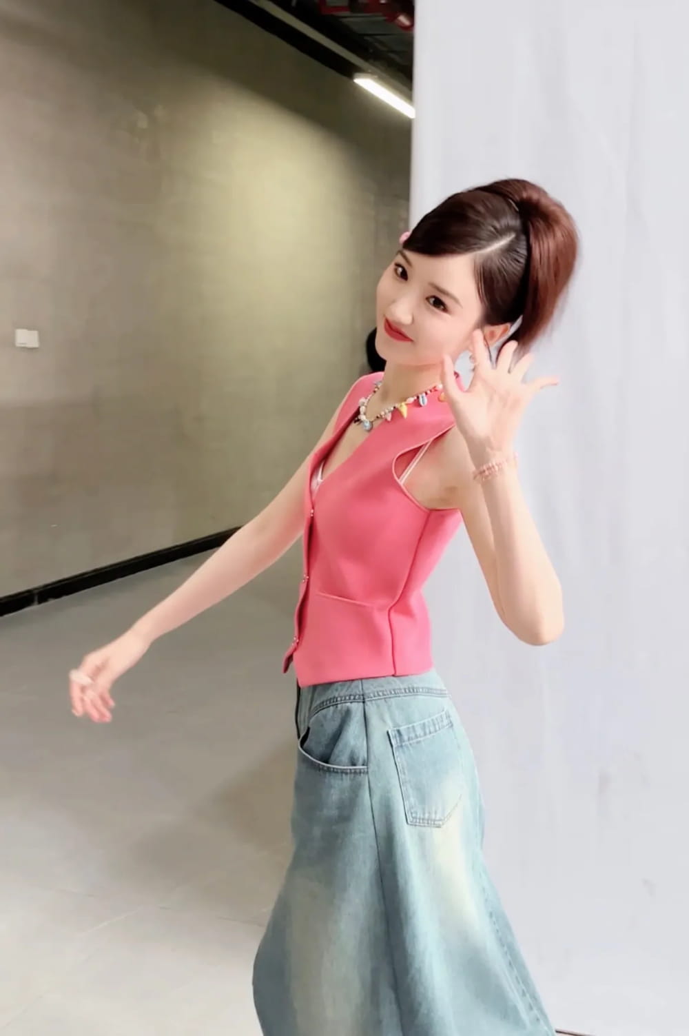 毛晓彤真人芭比粉穿搭图片，芭比粉少女感穿搭_5