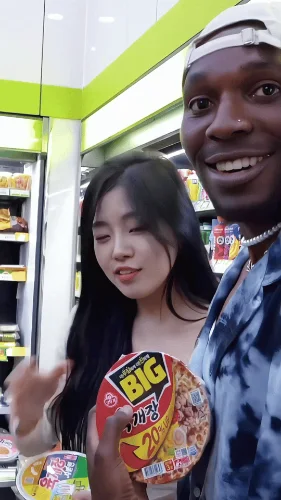媚黑是什么意思？媚黑女图片动态图_1