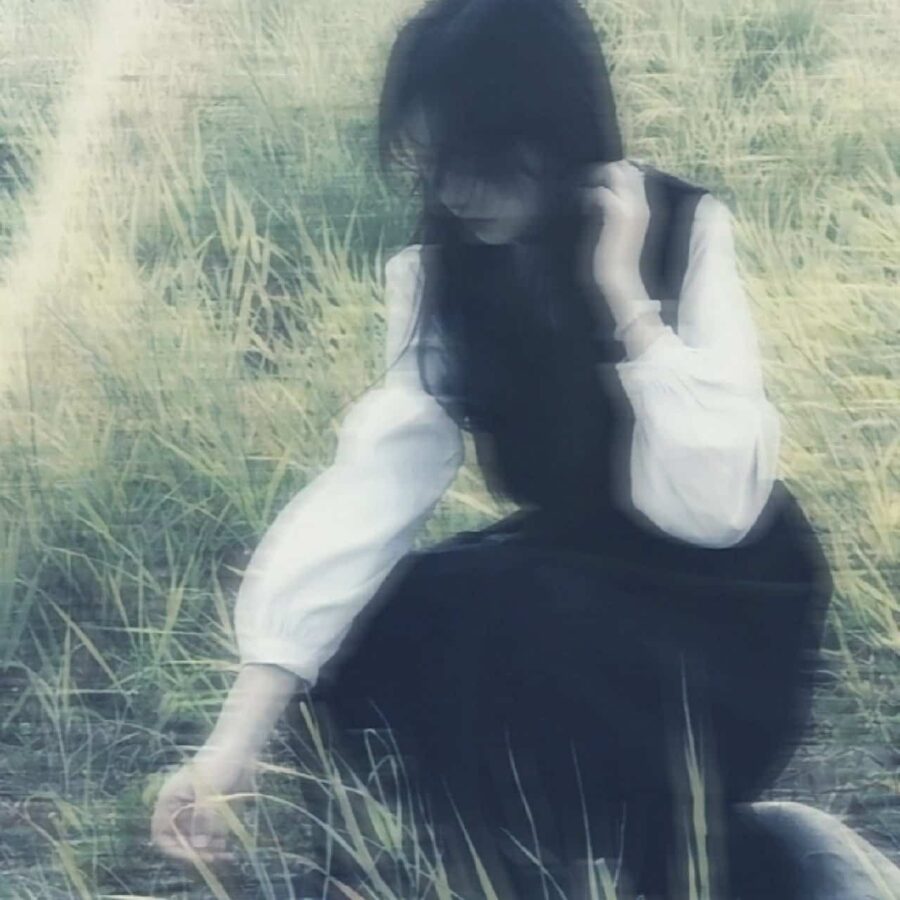 慵懒偏冷淡风女生头像 像救赎的光又像坠落的灰白头像_10