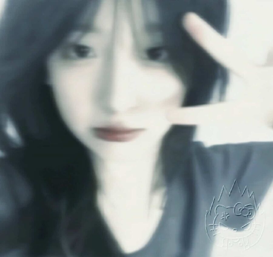 慵懒偏冷淡风女生头像 像救赎的光又像坠落的灰白头像_1