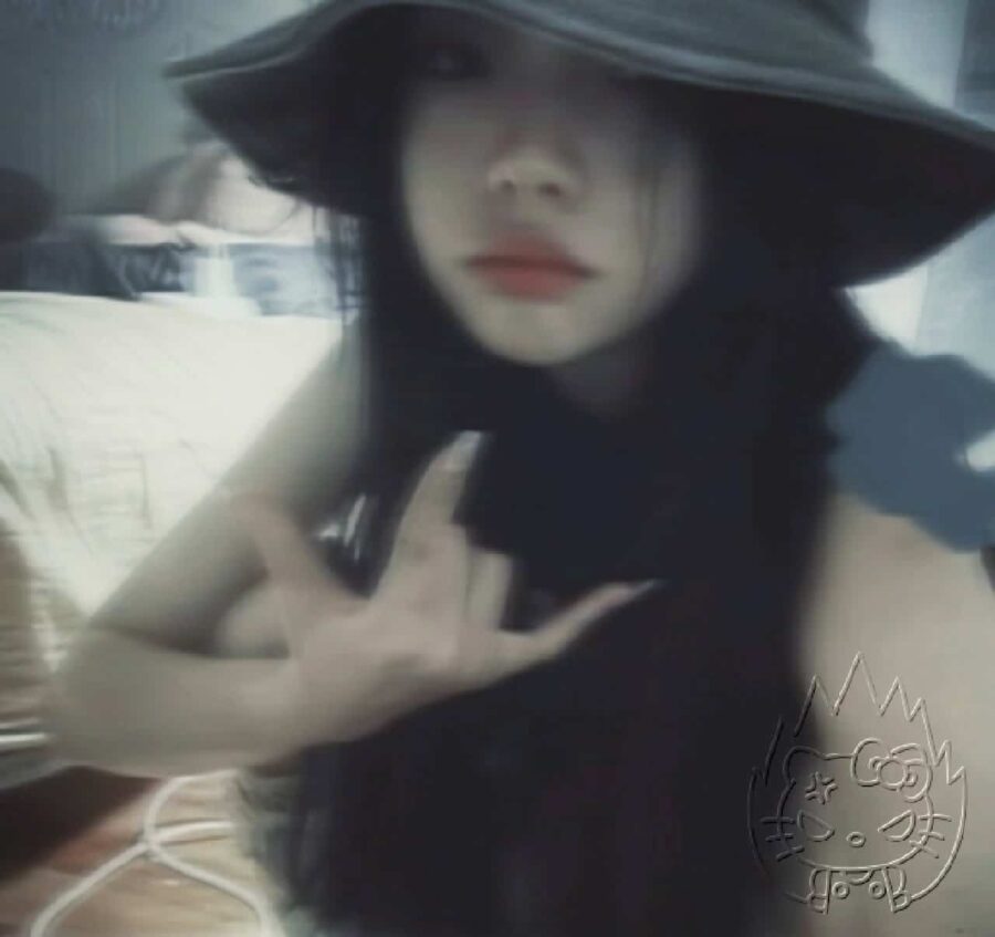 慵懒偏冷淡风女生头像 像救赎的光又像坠落的灰白头像_8