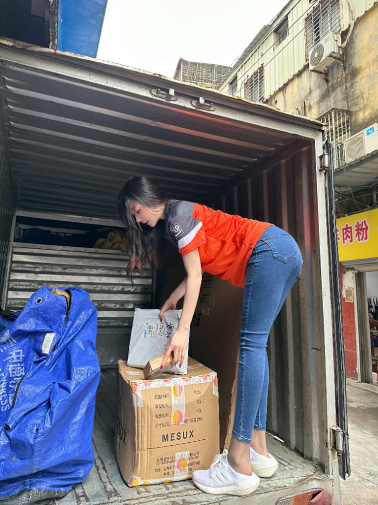 网红小逗逗 ​cos化身申通快递员写真图片_4