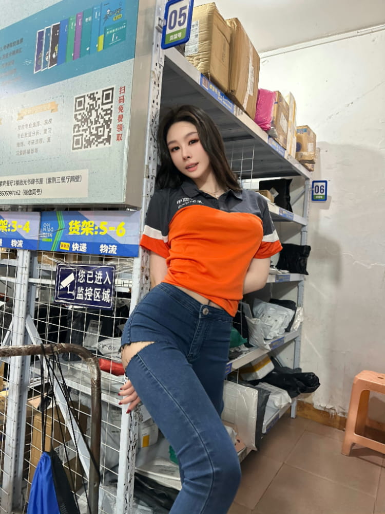 网红小逗逗 ​cos化身申通快递员写真图片_7