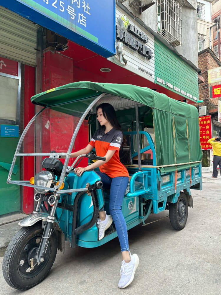 网红小逗逗 ​cos化身申通快递员写真图片_8