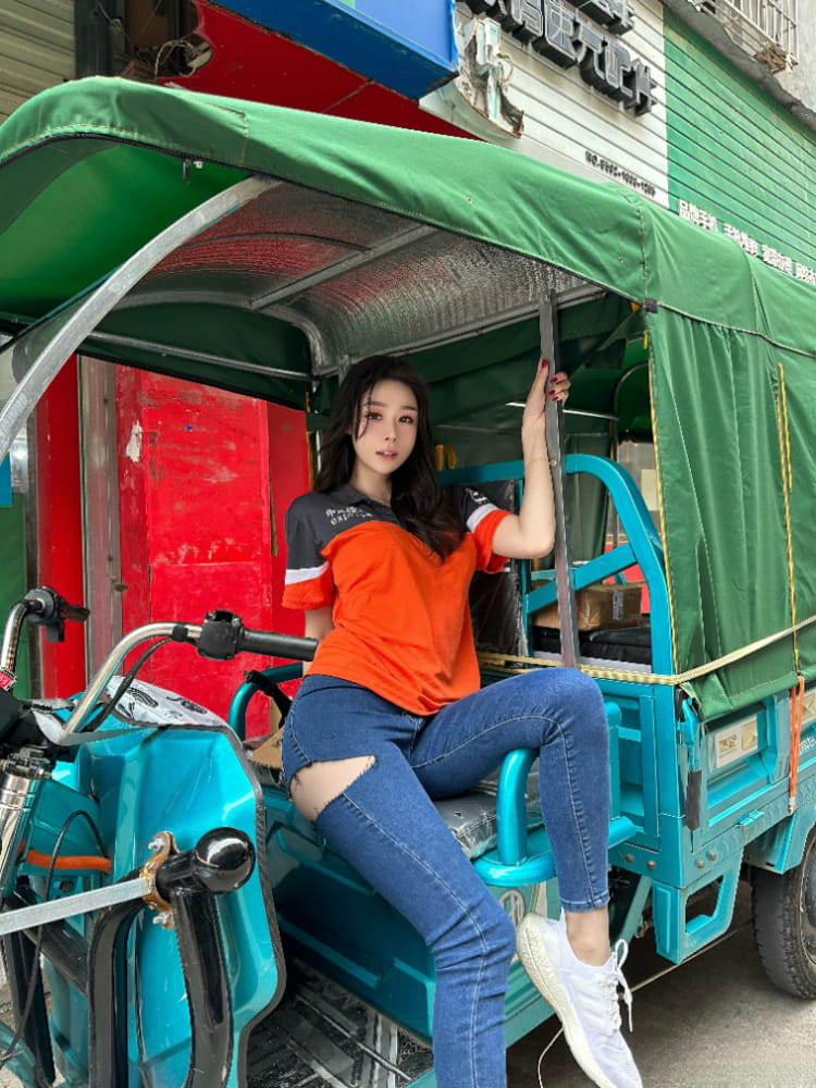 网红小逗逗 ​cos化身申通快递员写真图片_9