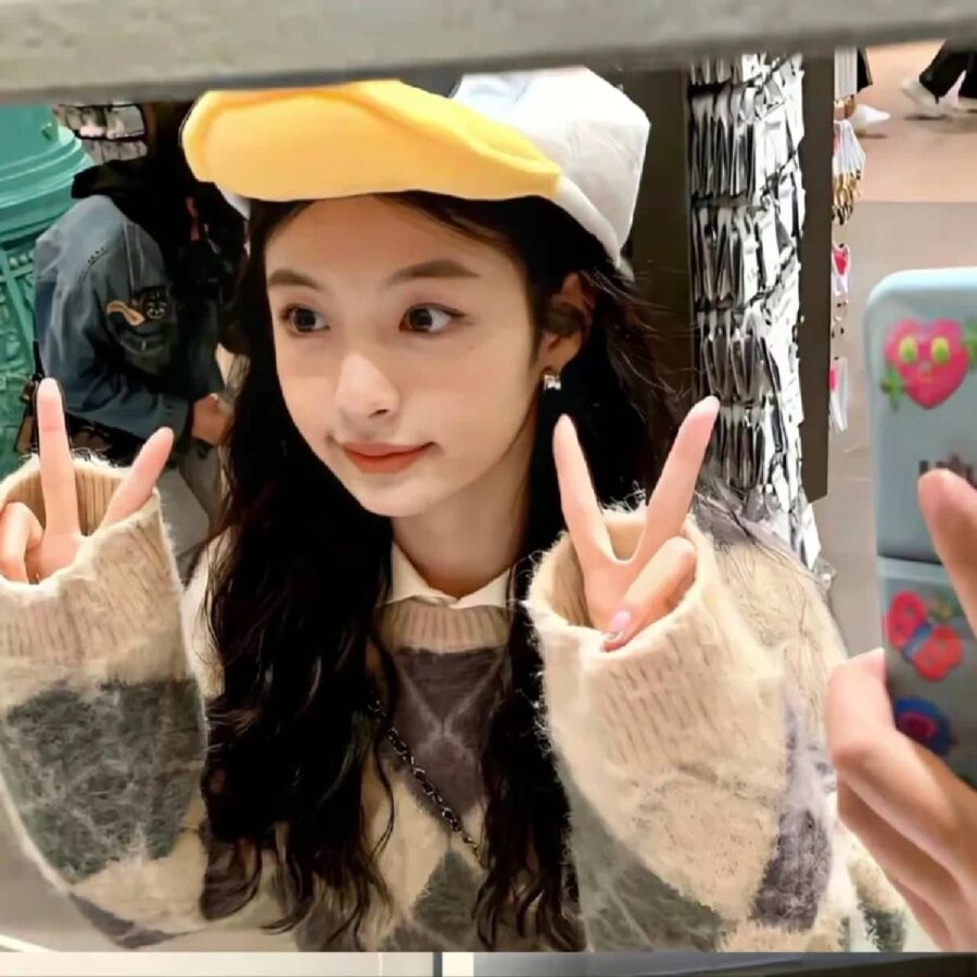 可爱女生比耶手势微信头像 小姐姐歪头比耶真人女生头像_3